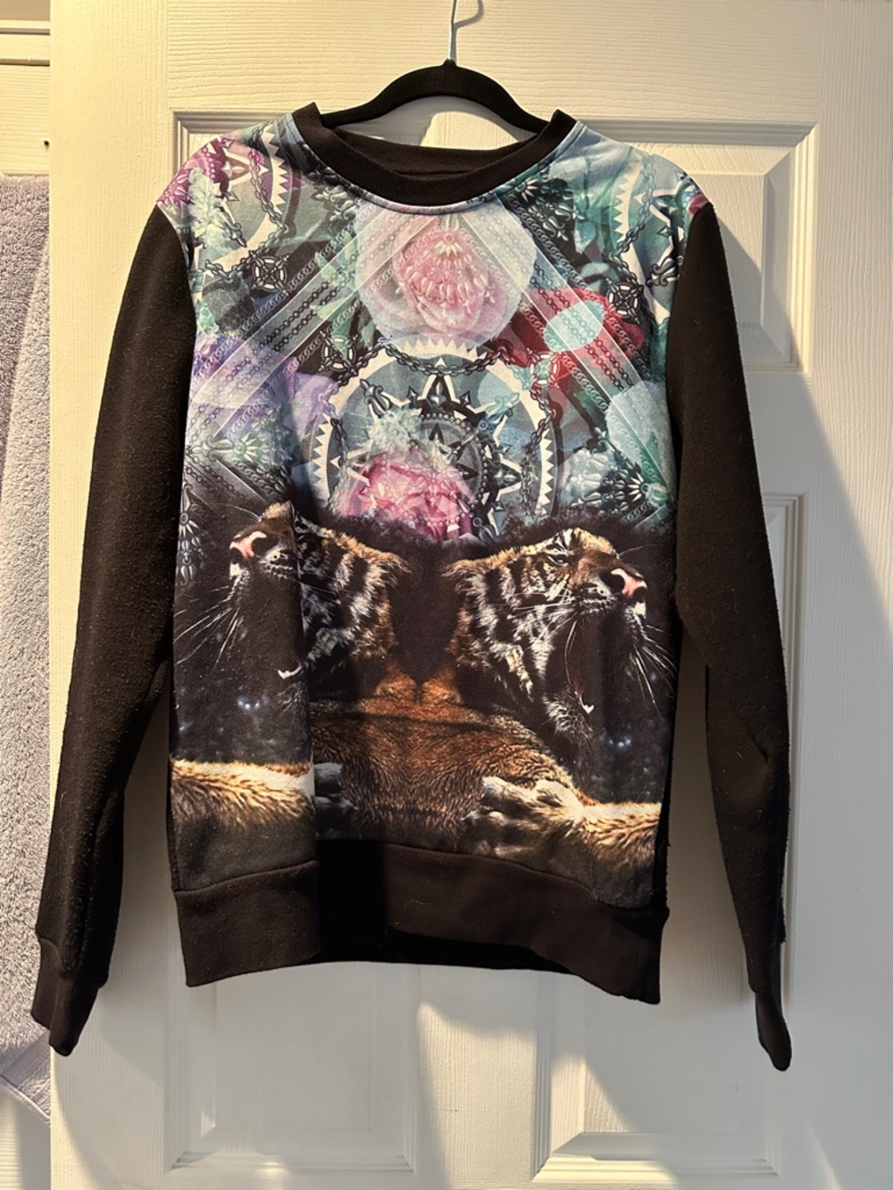 Black Graphic Tiger Print Crewneck sweatshirt-smoke & pet free home